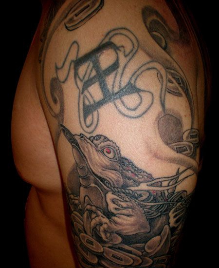 大臂招财金蟾纹身图案