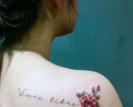 小清新后背字母花卉纹身图案