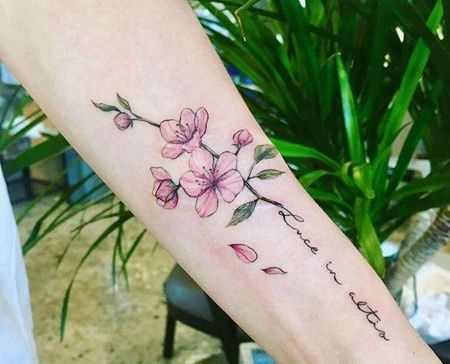 小清新小臂字母花卉纹身图案