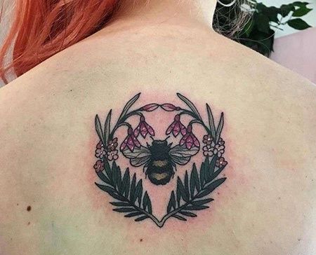 New School后背蜜蜂纹身图案