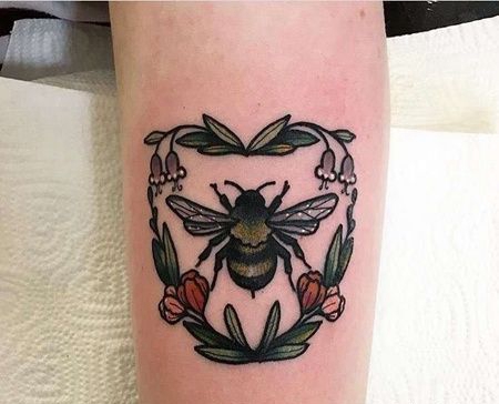 New School小臂花环蜜蜂纹身图案