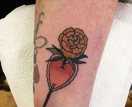 New School小臂花卉心纹身图案