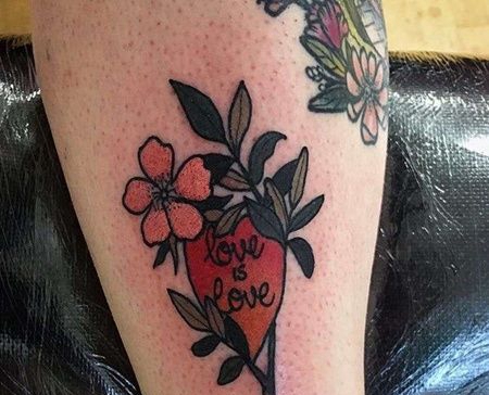 New School小腿花卉心纹身图案