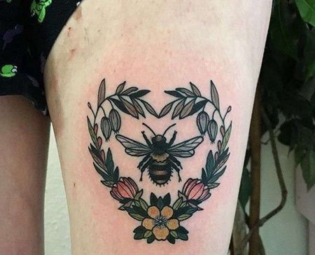 New School大腿花环蜜蜂纹身图案