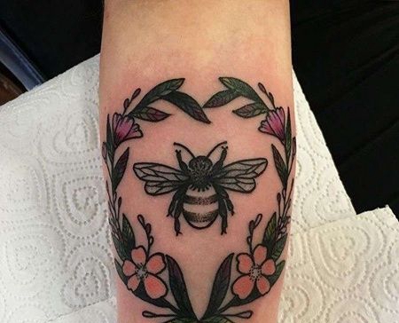 New School小腿花环蜜蜂纹身图案