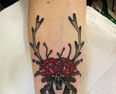 New School小臂花卉鹿角纹身图案