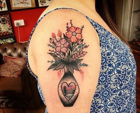 New School大腿花瓶花卉纹身图案