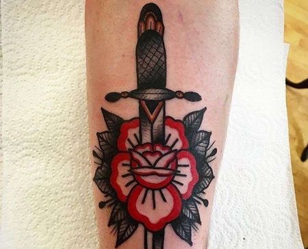 New School小腿宝石玫瑰纹身图案