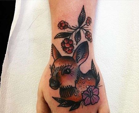 Old School手背鹿纹身图案