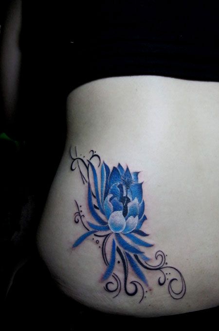 侧腰的蓝莲花纹身图案