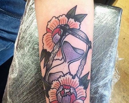 New School小臂花卉沙漏纹身图案