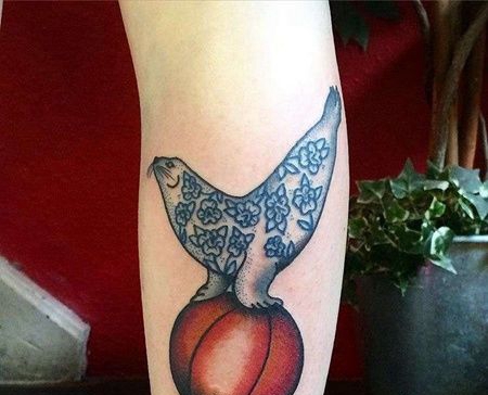 New School小腿海豹纹身图案