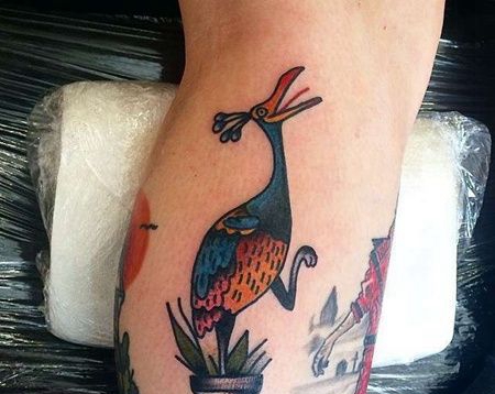New School小腿孔雀纹身图案