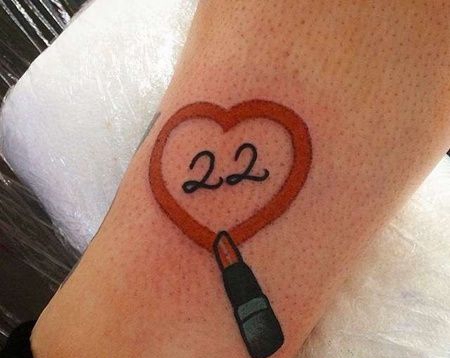 New School小腿口红心纹身图案