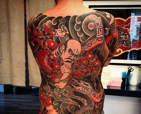 日式后背武士蛇纹身图案