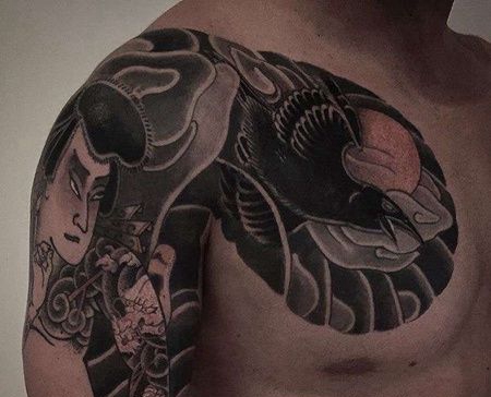 日式大臂前胸武士乌鸦纹身图案