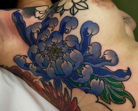 新传统侧腰菊花纹身图案