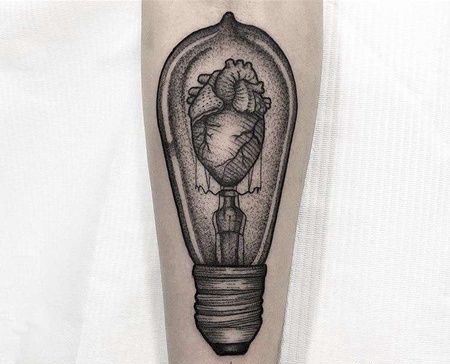 New School小臂灯泡心脏纹身图案
