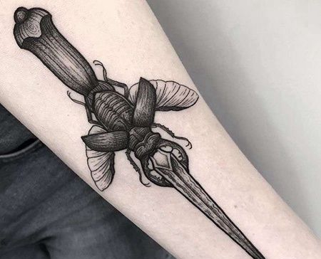 New School小臂甲虫匕首纹身图案