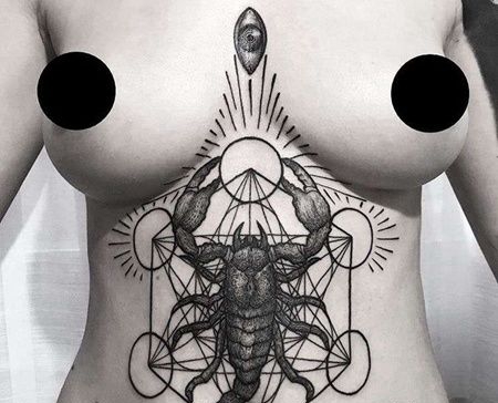 几何腹部蝎子纹身图案