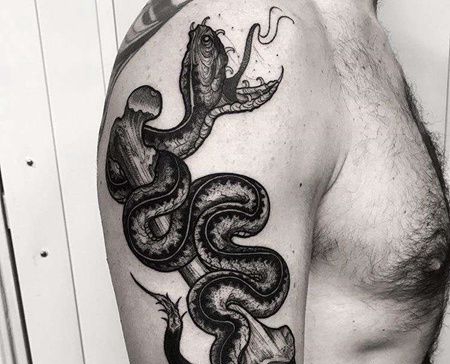 New School大臂蛇骨头纹身图案