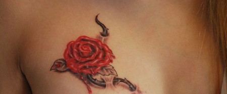 胸部性感鲜艳的玫瑰话纹身