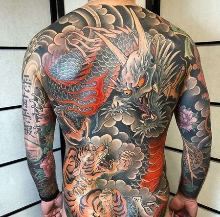 日式后背老虎龙纹身图案