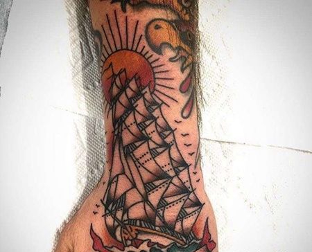 Old School手背帆船纹身图案