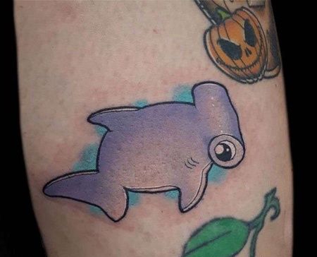 New School大腿鲨鱼纹身图案