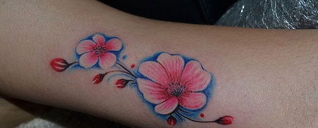 手臂上的桃花纹身图案