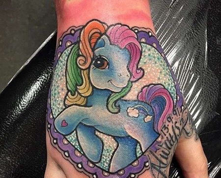 New School手背马纹身图案