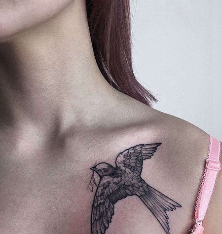 线条锁骨鸟纹身图案