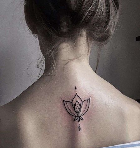 几何后背花卉纹身图案