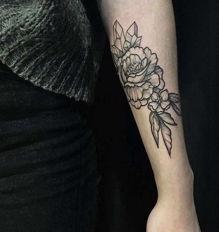 New School小臂花卉宝石纹身图案