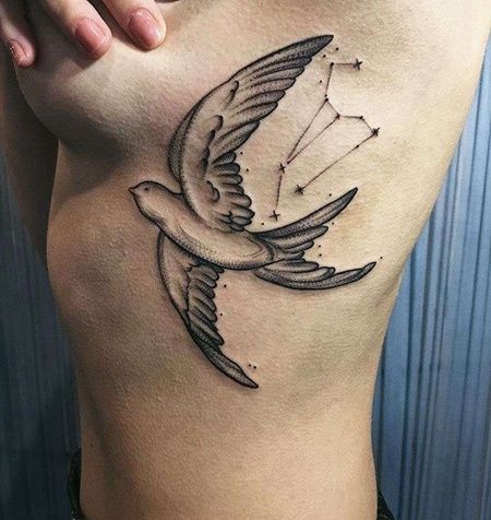 点线侧腰燕子纹身图案