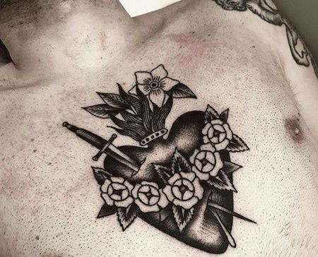 Old School前胸心匕首纹身图案
