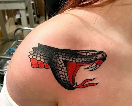 Old School锁骨蛇纹身图案