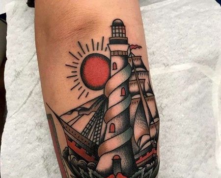 Old School小臂灯塔帆船纹身图案