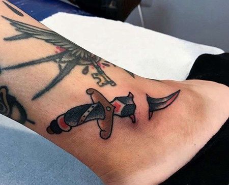 Old School脚踝匕首纹身图案