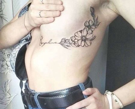 胸下花卉纹身图案