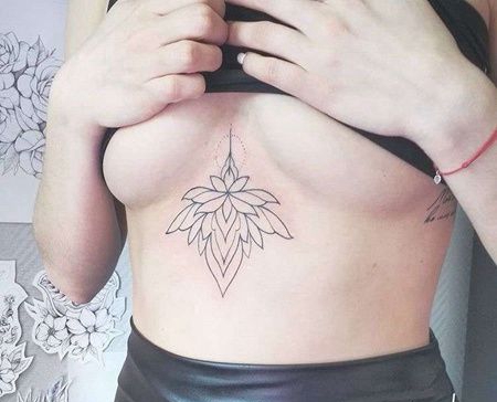 线条胸下花卉纹身图案