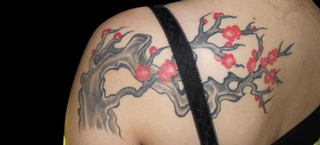 肩部性感梅花纹身图案