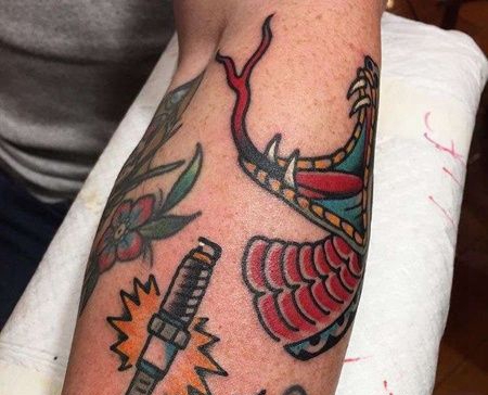 Old School小臂活塞纹身图案