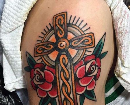 Old School大臂十字架玫瑰纹身图案