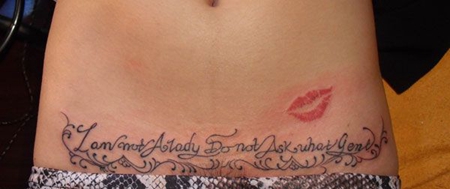 腰部英文唇印纹身图案