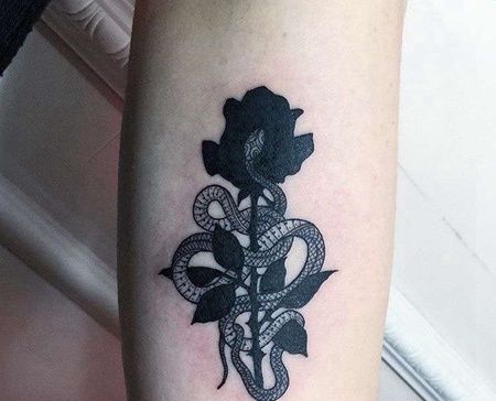 New School大臂玫瑰蛇纹身图案