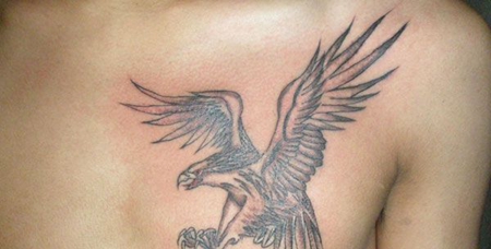 胸前飞翔的老鹰纹身图案
