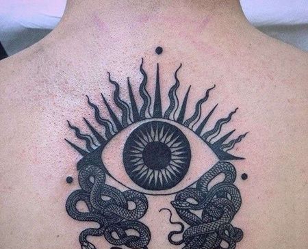 New School后背眼睛蛇纹身图案
