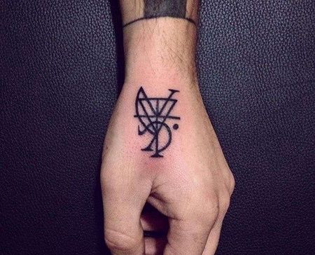 线条手背纹身图案