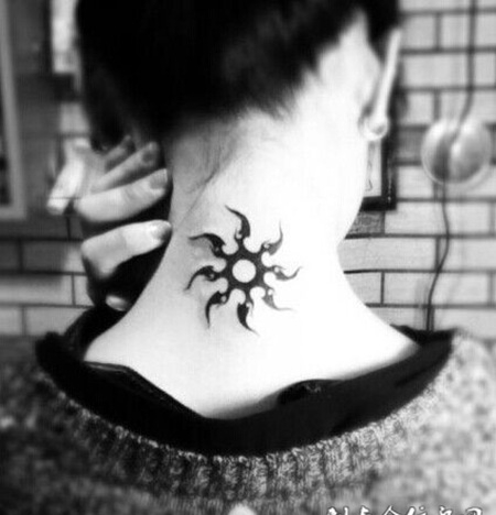 背部个性太阳图腾纹身图案